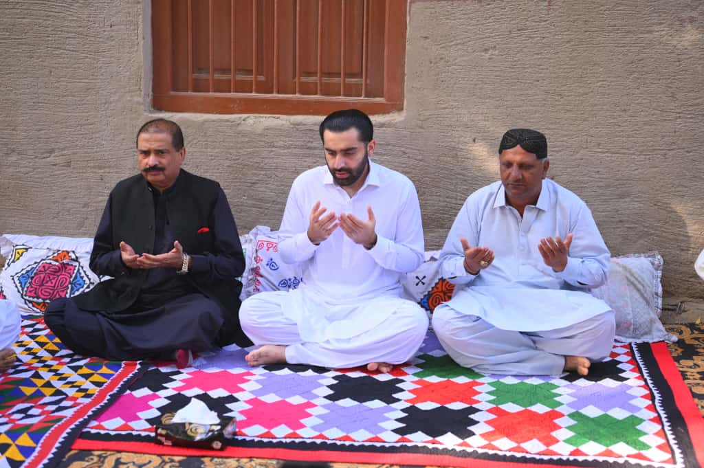 AliHyderKaleri1's tweet photo. پاکستان پیپلزپارٹی کے رہنما راول شرجیل میمن نے پی ایس 61 کے مختلف برادریوں سے اظہار تعزیت وفاتحہ خوانی کی اور لواحقین سے دلی ہمدردی کا اظہار کیا,
@rawalsharjeel @sharjeelinam https://t.co/skrrEUuOwr