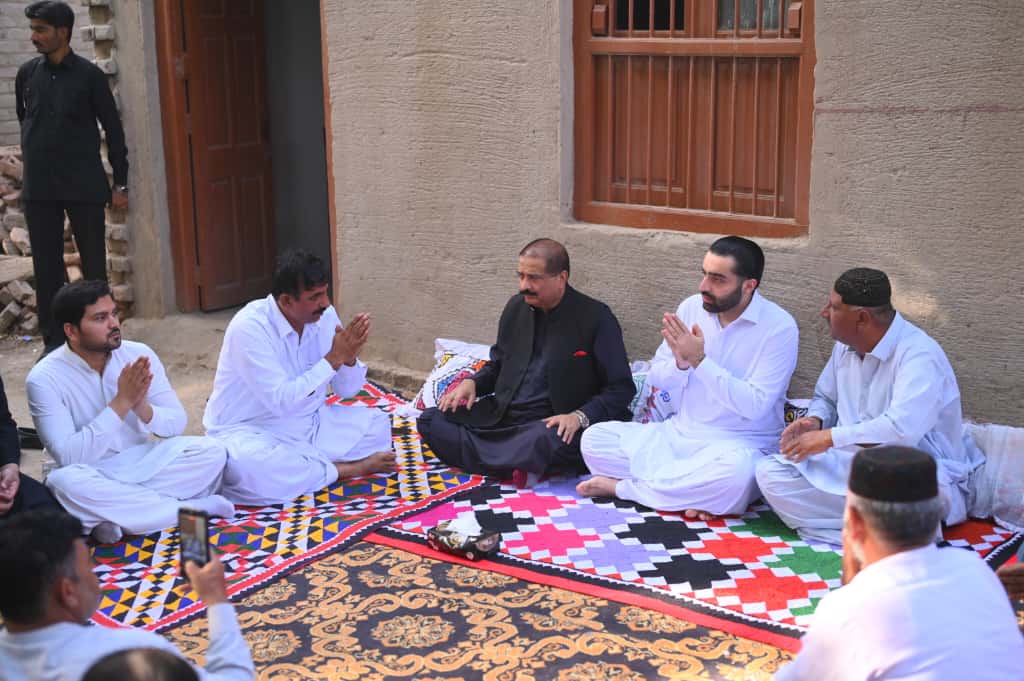 AliHyderKaleri1's tweet photo. پاکستان پیپلزپارٹی کے رہنما راول شرجیل میمن نے پی ایس 61 کے مختلف برادریوں سے اظہار تعزیت وفاتحہ خوانی کی اور لواحقین سے دلی ہمدردی کا اظہار کیا,
@rawalsharjeel @sharjeelinam https://t.co/skrrEUuOwr