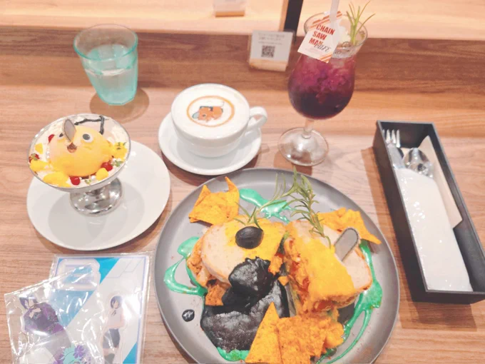 先日、人生初のコラボカフェ目当てに大阪行ってきました!フードもドリンクもビジュ・美味しさ全部最強!最高!でしたカフェだけじゃなく梅田がチェンソーマンに染まってて最高の時間すぎましたいたるとこにレゼがいる幸せ空間