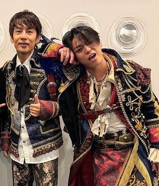 arabipak06's tweet photo. ブレカツ着後の記念回転寿司ショット、中丸くんの隣だけじゃなく他の同期や後輩とはぜんぶこの顔してるのに、赤西仁の隣のときに一番きれいな顔してくる亀梨和也もうだめです  あの頃見た景色すぎる…………
きれいだ、和也…………………… https://t.co/SXGtinMfHI