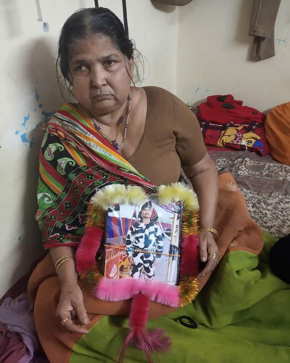 9 years ago on this day Indira Aunty would have probably laughed one last time. But ever since she came to know about the immortalization of her son

CONSTABLE VIKAS MISHRA
96 BN <a href="/BSF_India/">BSF</a>

she has not smiled again.
Homage to him on his 9th #BalidanDiwas today.
#FreedomisnotFree