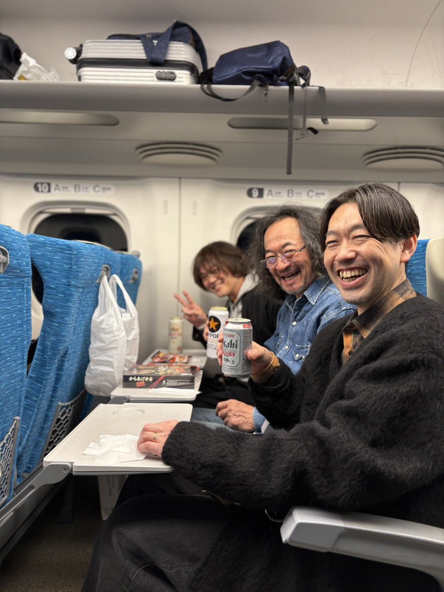 カーネーション大阪＆名古屋公演無事終了！居酒屋新幹線は静かに盛り上がってますw

今朝大阪からの移動中、新幹線に缶バッジが沢山付いてる上着ジャケットを置き忘れてしまった💦