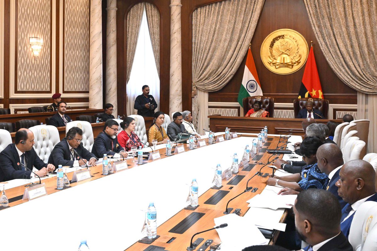 MEAIndia's tweet photo. 🇮🇳-🇦🇴| Ever stronger India-Angola ties !  

President Droupadi Murmu @rashtrapatibhvn met with President João Manuel Gonçalves Lourenço of Angola today at the Presidential Palace, Luanda.

Both leaders held extensive discussions on ways to further deepen the cooperation, including in energy partnership, infrastructure, defence, health, agriculture, and digital technologies. 

The leaders also witnessed the signing & exchange of MoUs on cooperation in fisheries, aquaculture & marine resources; and on consular matters.