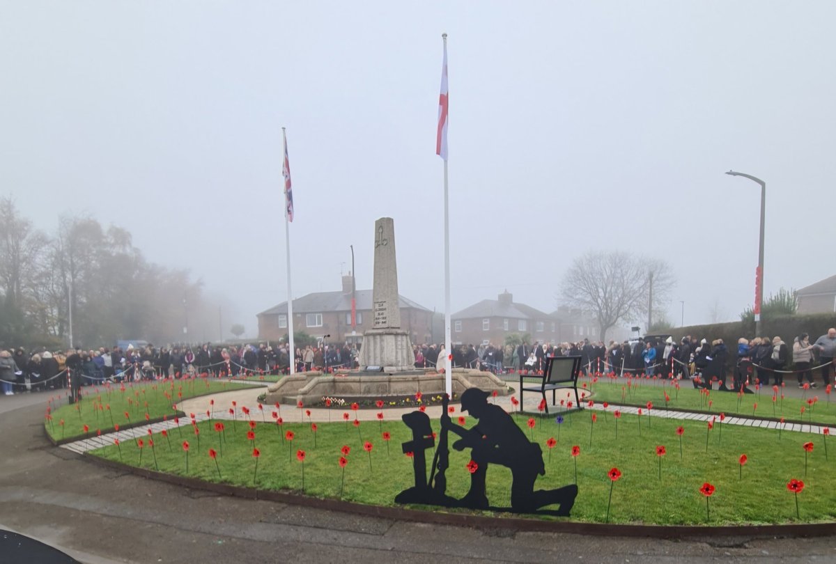 CooperWhippet's tweet image. Mum&apos;s just been to pay her respects at our local war memorial 💜♥️ #RemembranceSunday #LestWeForget #TheyAlsoServed