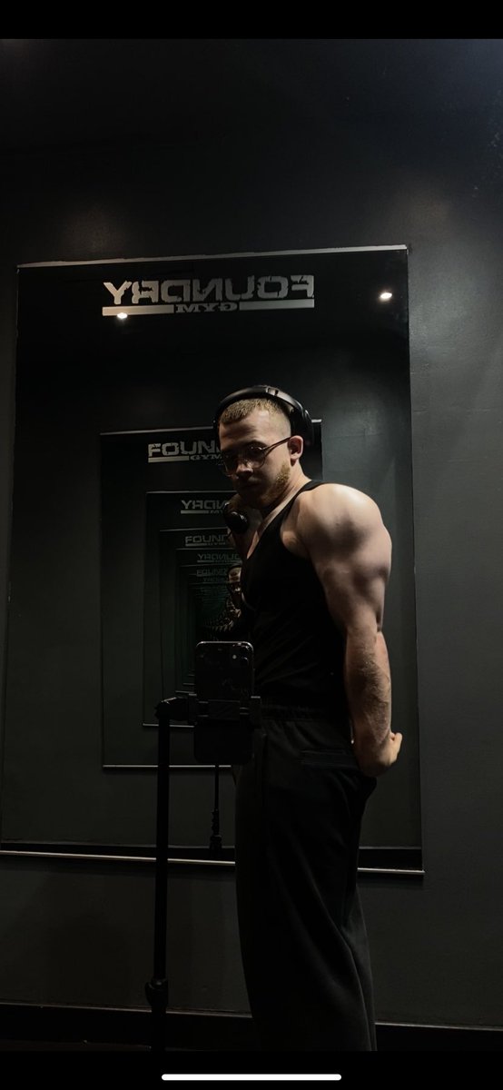 lBroggle tweet media