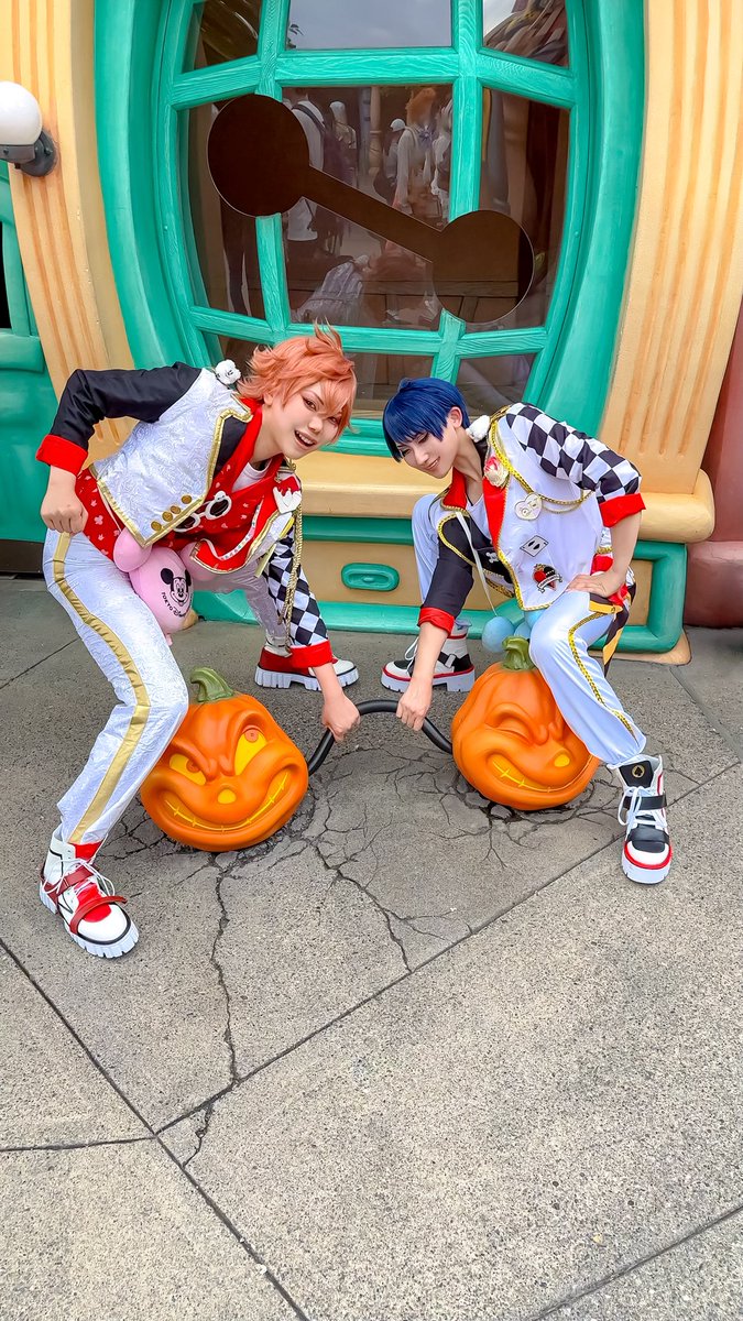 ⚠︎twst仮装
．
．マブの慌ただしい1日♥️♠️
．
．
．
．
．
1年生ってかわいいね🫶
♥️：<a href="/ShuYa2ji/">終🌑夜@連絡等遅れます</a> 
#Dハロ仮装2025 
#ツイステ仮装
#twst仮装