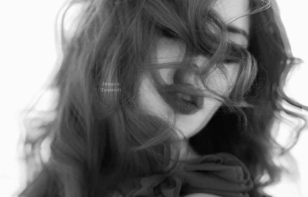 في اليوم الذي تُدرك فيه أنك لستَ بحاجةٍ إلى أيِّ إنسانٍ لتعيشَ حياةً هانئةً، عندها لن تتخذَ الكثيرَ من القراراتِ الخاطئة، ولن تُكافحَ كثيرًا للبقاءِ مع الناس، ولن تكونَ بعيدًا عن نفسكَ وخائبَ الأمل، ولن تكونَ الحياةُ صعبةً عليك. كلُّ ما تحتاجه هو أن تُؤمنَ بأنكَ كافٍ لنفسك.