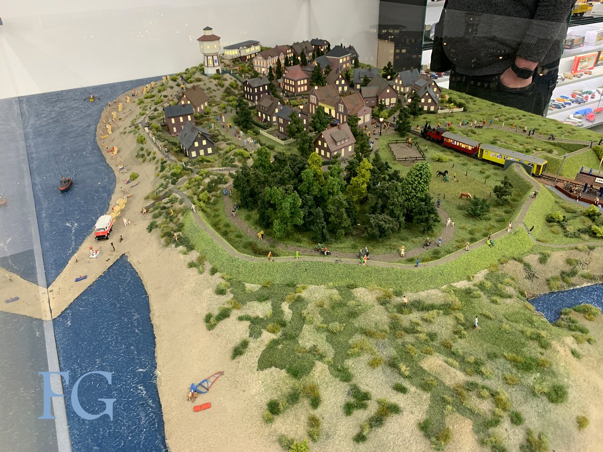 fallguy79's tweet image. Langeoog-Diorama im Leeraner Miniaturland (27/04/2024)

#langeoog #ostfriesland #leer #modelbuilding #norddeutschland #insel #modellbahn #landscapemodel #modelrail #modellbahnanlage #modelrailway #modelrailroad #hOscale #wasserturm #h0 #modeltrainlayout #modeltrains #inselliebe