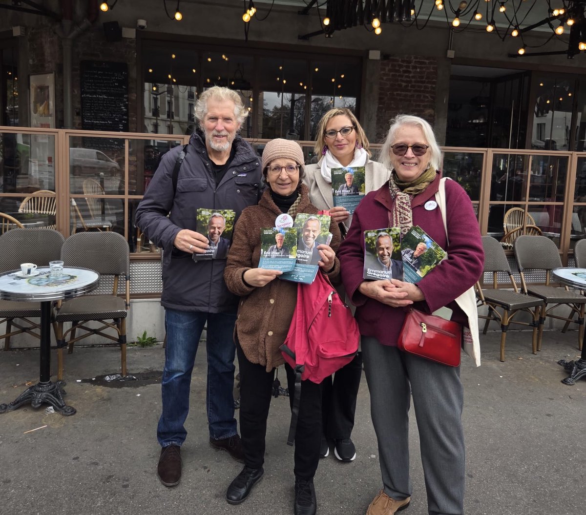 Toujours présents sur les marchés de #Paris20 à Davout, Pyrénées, Réunion et Mortier pour aller à la rencontre des habitants 🌹✊

Avec <a href="/EricPliez/">Eric Pliez</a> dans le 20e et <a href="/egregoire/">Emmanuel Grégoire</a> à #Paris, nous nous engageons pour que notre ville reste un phare face aux obscurantismes 💪