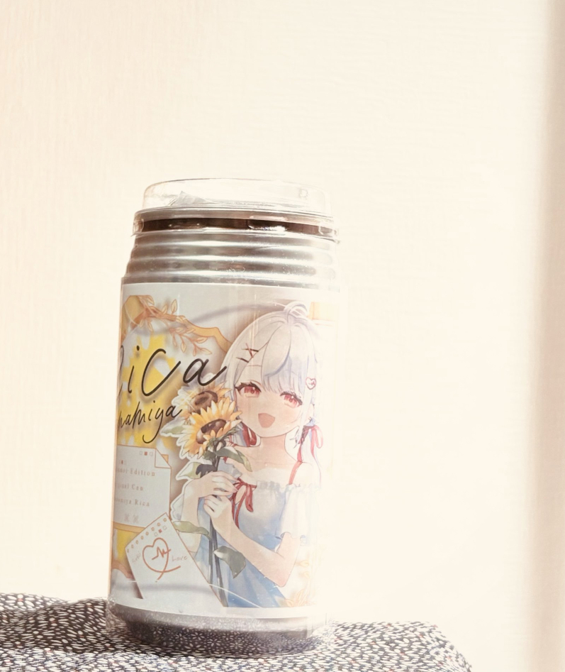 「あとこちら!りかさんのコラボ缶イラストも描かせていただいておりました 色々お手伝」|街子まきのイラスト