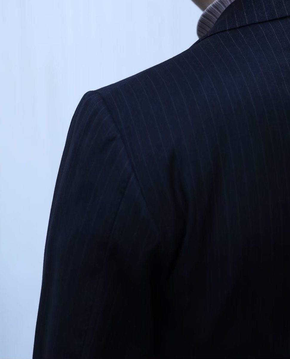 クラシック過激派(!?)にたまに言われる
「ナポリ仕立ては田舎の職人の野暮ったい服がたまたまセレショバイヤーにウケただけ」論。立地は...まぁ、はい.....として、欧州貴族は昔からその存在を知っていたんですよね。"生活服としてのクラシック"を洗練しまくった結果がナポリ仕立てです。