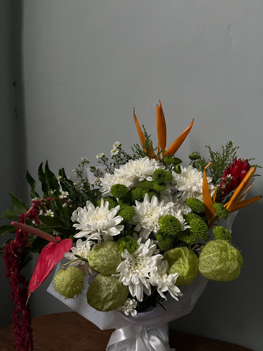 _madebymood's tweet photo. Mau bagi bagi fresh flower yang baru aku buatttt FREE malem ini ajaa aku based tebet yaa! ada yang mauu??? https://t.co/UgTCqDaAar
