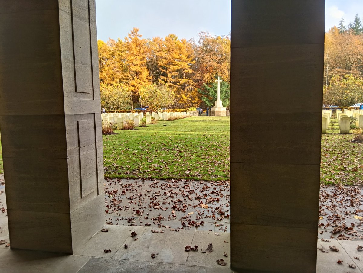 Sitzen und auf die Briten warten. Rememberance Day auf dem britischen Soldatenfriedhof in Sage.