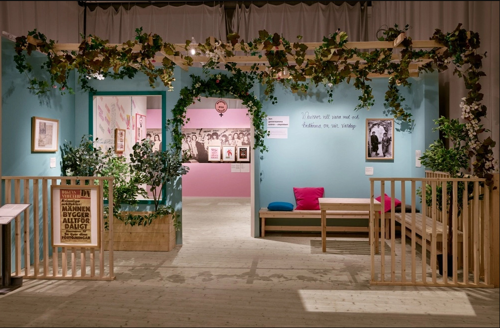 Med halltapeter, gröna växter och politiskt patos tog en grupp kvinnor plats i Kungsträdgården 1980 – utan inbjudan. Nu återskapas Kvinnors Byggforums ikoniska installation från Boplats 80 i full skala på ArkDes. svenskhistoria.se/kvinnors-byggf… #svhist