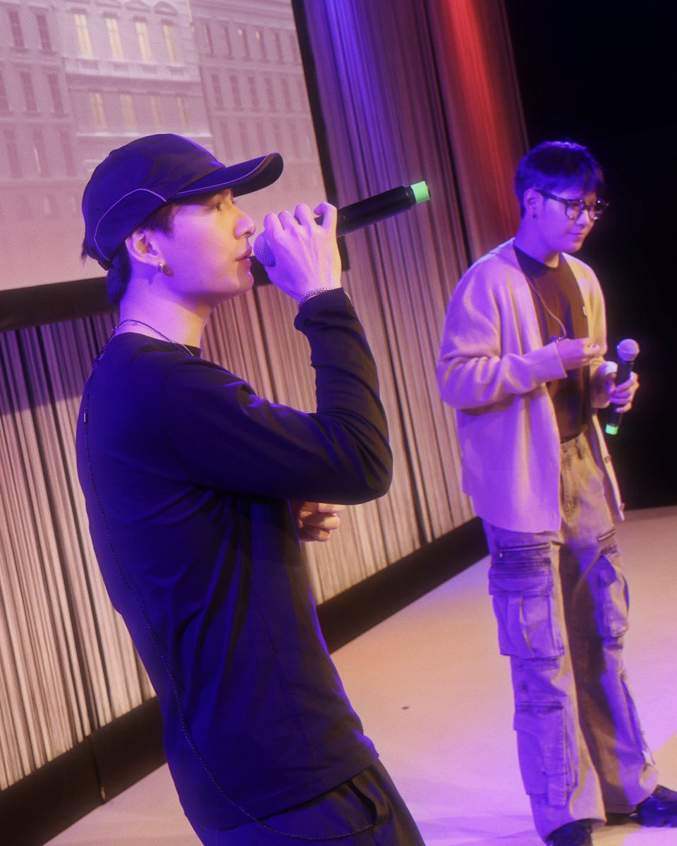 GMMTV's tweet photo. อีกไม่กี่นาทีจะได้เจอทุกคนที่เบอร์ลินแล้ววววว มาสนุกกันน้าาาา พวกจะทำให้เต็มที่ครับ ❤️ 

In just a few minutes, we’ll finally see everyone in Berlin! Let’s have some fun together — we’ll do our very best! ❤️ 

In wenigen Minuten sehen wir uns endlich alle hier in Berlin! Lasst uns gemeinsam Spaß haben und
freien! Wir geben unser Bestes! ❤️  

#KS1stFMBerlin
#GMMTV @kristtps @stjinx_maya