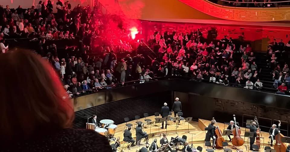 Si des fumigènes lors d’un concert de musique classique vous font davantage réagir qu’un génocide, posez vous des questions sur votre prétendu « humanisme ».