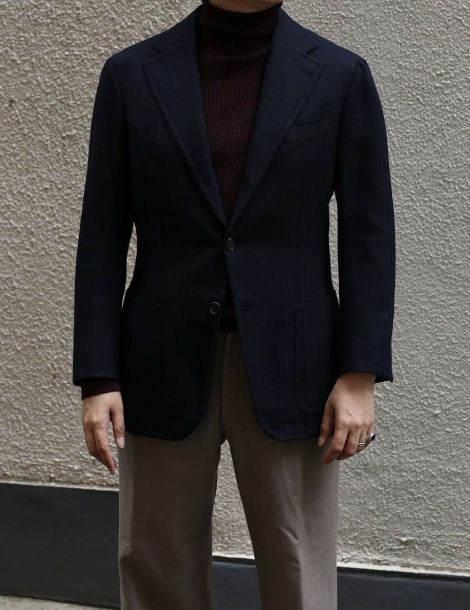 礼節か、自由か、という二者択一ではなく「どちらの成分が強いか」の振れ幅と思います。英国物が好きな店長もパニコやピロッツィを着た時は衝撃を受けましたし、グラデーションでしかない世界を分断して語る時代は、そろそろ過去のものにしていきたいなと考えています。