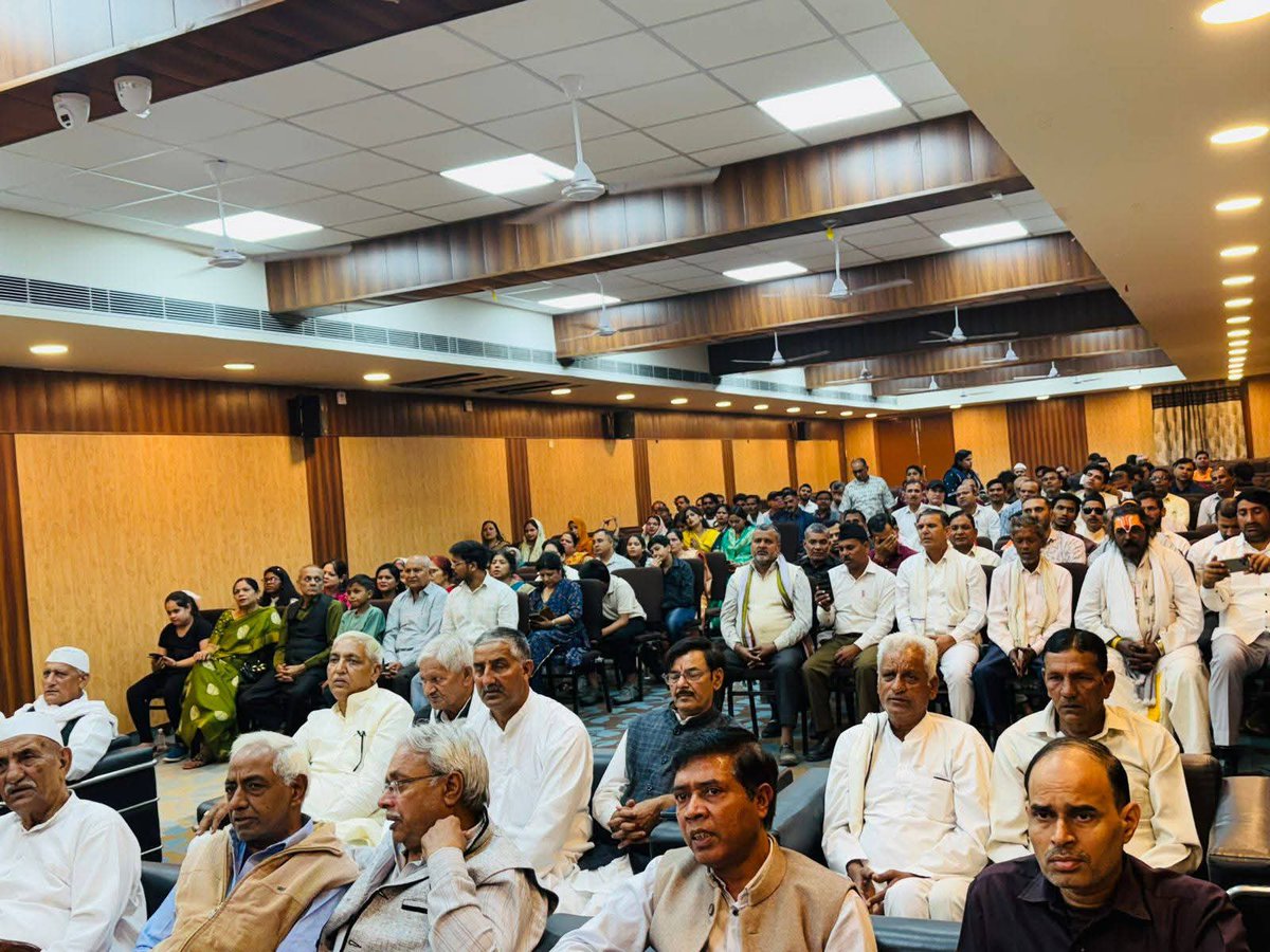 आज गौतम बुद्ध नगर स्थित GNIOT एवं GIMS द्वारा आयोजित “कुटुंब प्रबोधन – परिवार सम्मेलन समारोह” में सम्मिलित होने का अवसर मिला।

इस आयोजन में समाज और परिवार के महत्व पर सार्थक विचार साझा किए गए। ऐसे आयोजन हमारे जीवन में सामूहिकता, संस्कार और पारिवारिक मूल्यों के प्रति गहराई से