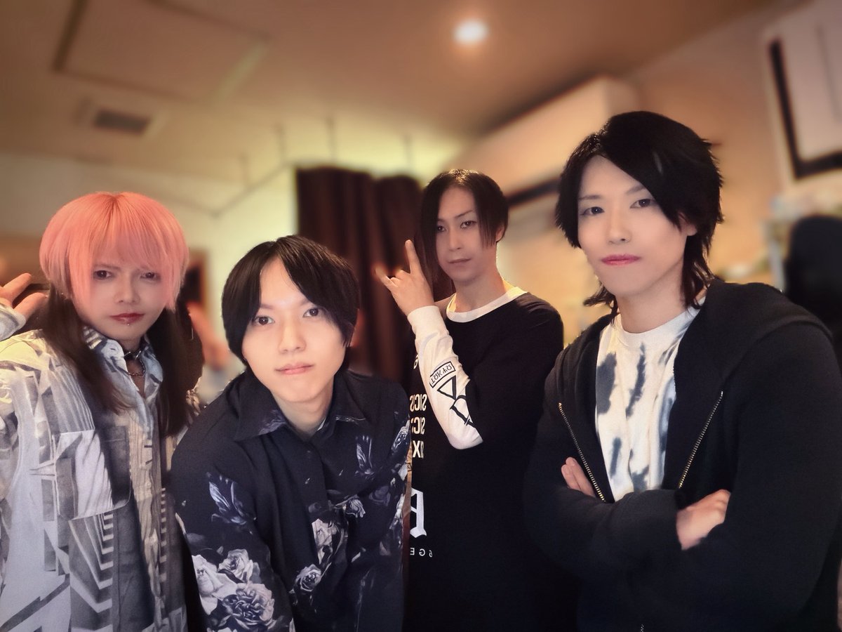 pentasketch's tweet photo. 本日は巣鴨獅子王でのステージを観てくださりありがとうございました。

セトリ
1.dancing
2.偶像
3.秋の幻
4.unrecognized
5.Stay crazy https://t.co/U60xdpMRpn