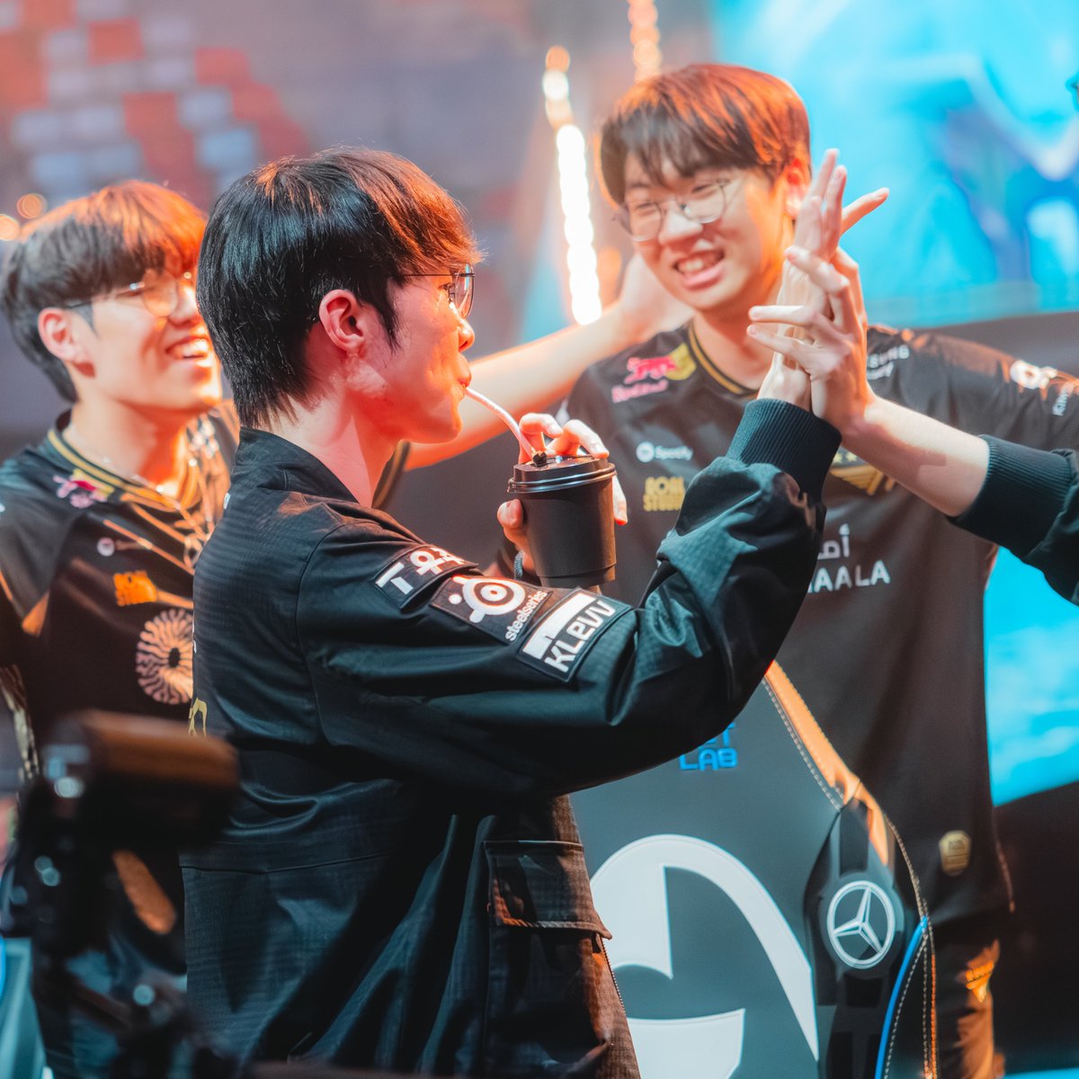 lolesports's tweet photo. nonchalant worlds win 🧃 https://t.co/4FR3KZljGK