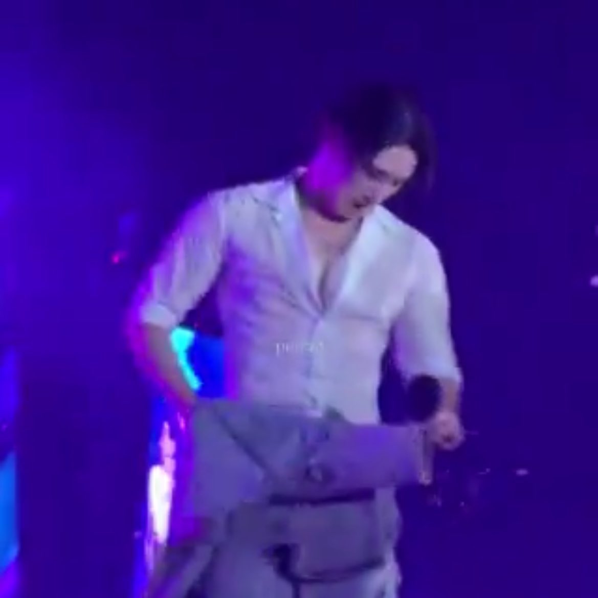 autcbahn's tweet photo. is he wearing the tzuyu push-up bra cause ain’t no fucking way???? https://t.co/X0gXzb20oC