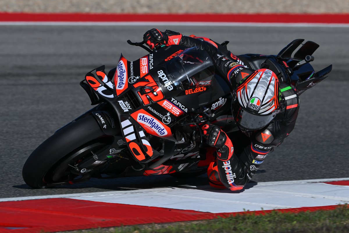 #MotoGP #PortugueseGP 

Implacabile Marco Bezzecchi centra una dominante affermazione a Portimao, la seconda stagionale ed in un Gran Premio con la Aprilia, blindando il terzo posto in campionato complice la mesta scivolata di Pecco Bagnaia. Il podio sorride anche ad Alex Marquez
