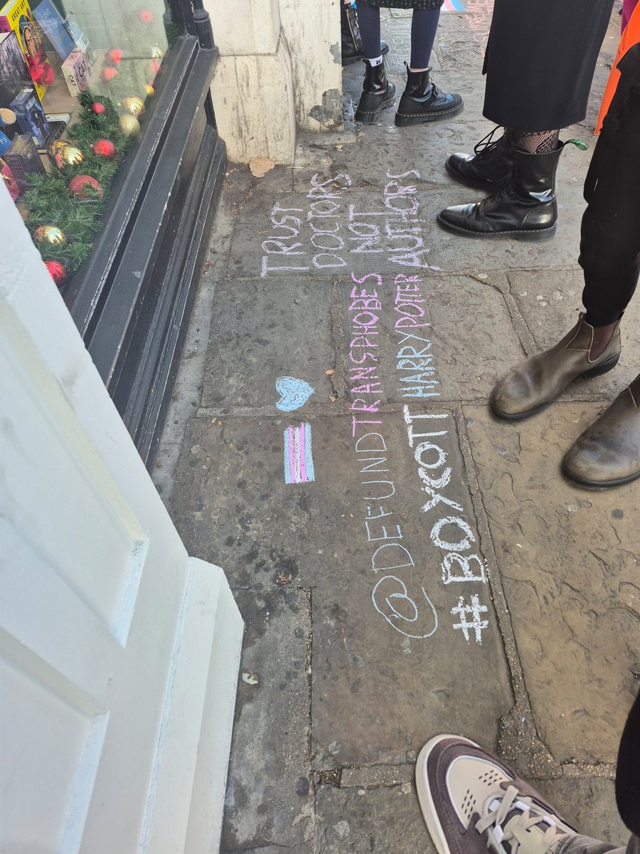 moleatthedoor's tweet image. 👀😏