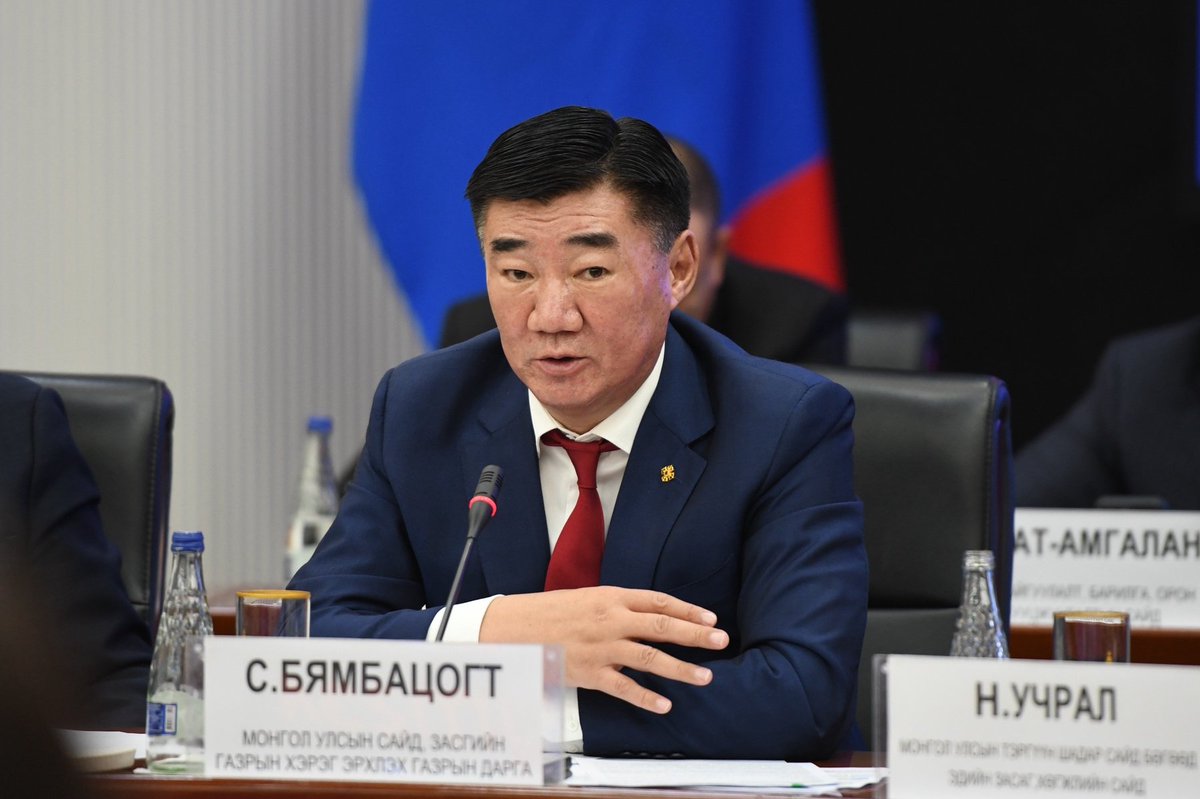 Төрд хурааж ав гэдэг попуудын хажууд жинхэнэ либериал үзэлтэй хүн дээ

Энэ намрын чуулганд өмч хувьчлал явуулах тогтоолыг өргөн барина
Эхлээд МИАТ, Төрийн банк, ТЭЦ-3 болон бусад цахилгаан дамжуулах компаниудыг хувьчилна гэж ЗГХЭГ-ын дарга С.Бямбацогт мэдээллээ.