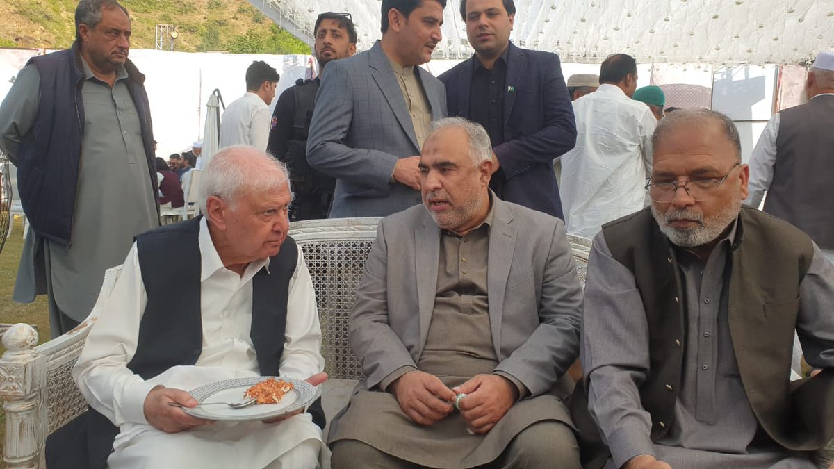 QWP_PK's tweet photo. ضلع صوابی میں معروف شخصیت دلدار خان کے ہاں منعقدہ نجی تقریب
ملی رہبر آفتاب خان شیرپاؤ کی خصوصی شرکت
تقریب کے دوران سابق اسپیکر اسد قیصر سمیت مختلف سیاسی رہنماؤں سے غیر رسمی ملاقات بھی رہی
اس موقع پر قومی وطن پارٹی صوابی کے ضلعی چئیرمین مسعود جبار خان سمیت دیگر پارٹی رہنما بھی ہمراہ تھے
#AftabSherpao #QWP