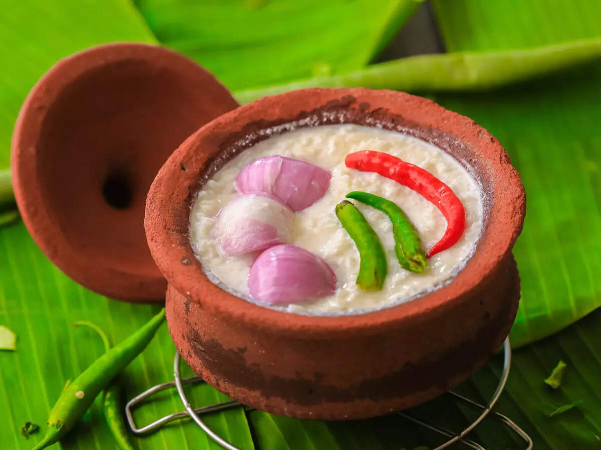 Abhirajputfit's tweet photo. south indians have been eating curd rice for centuries and the real reason goes way beyond taste or culture

it’s one of the smartest gut-healing meals ever created

the science explains why now but the practice was already perfect.

when you cool cooked rice, the starch restructures. it becomes resistant starch, which your stomach can't break down. so it travels to your colon intact. 

there, gut bacteria ferment it into butyrate and other short-chain fatty acids. those compounds heal your gut lining and reduce systemic inflammation.

fresh curd contains 2-4 dominant lactobacillus strains that produce enzymes, break down sugars, and crowd out bad bacteria. together with the rice, you get a synbiotic effect - probiotics plus the fiber that feeds them.

clinical studies show this combo works. fermented rice meals ease gut discomfort.

LAB-rich foods improve lactose tolerance and lower cholesterol. resistant starch increases beneficial microbes and even relieves constipation by rebalancing your microbiota.

but here's the thing most people miss: this only works if you let the rice cool before adding the curd. hot rice kills the live cultures. warm rice is fine. cold is better.

Pro Tip: Make It Work

Recipe (1 serving):

Cook ½ cup basmati rice
Cool in fridge 2-24h
Mix with ¾ cup fresh curd + pinch of salt
Optional: Temper with mustard seeds, curry leaves, ginger.