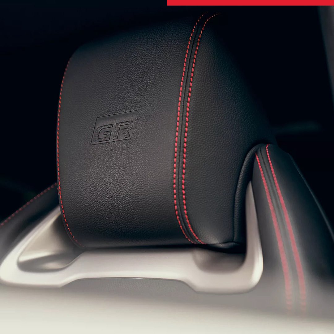 Corolla Hatchback Hybrid GR SPORT, Toyota’nın yarış başarılarından ilham alan özel tasarımıyla dikkat çekiyor. Başlıklarda kabartmalı logolara sahip özel koltukları ve güçlü renk paletiyle sportif ruhunu tüm detaylarıyla yansıtıyor.
#toyota #CorollaHatchbackHybrid #GRSPORT