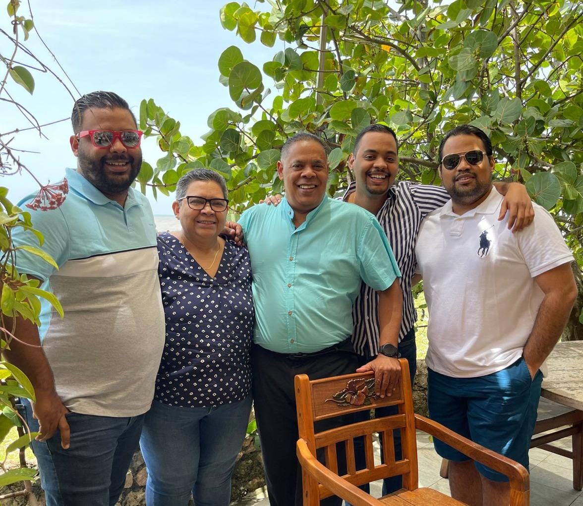 #DíaInternacionaldelAbrazoenFamilia celebremos el calor, unión y fuerza que nos da el amor de los nuestros. Un abrazo familiar consuela,  fortalece, reconcilia y da sentido. Que nunca falten esos abrazos sinceros que nos recuerdan que en la familia siempre hay un lugar seguro!