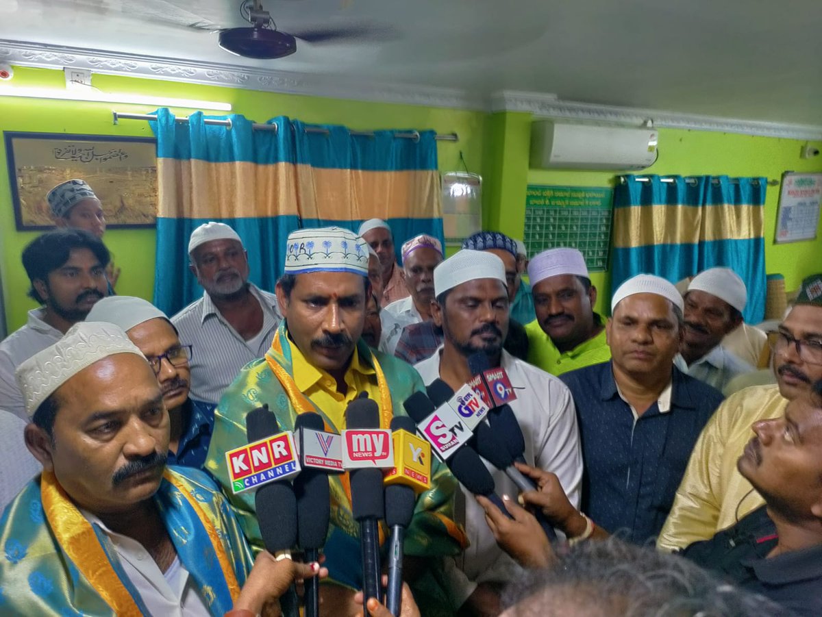 Pallasrinivas4u's tweet image. నేడు గాజువాక నియోజకవర్గంలోని వివిధ కార్యక్రమాలకు హాజరైన ఆంధ్రప్రదేశ్ రాష్ట్ర టిడిపి అధ్యక్షులు, గాజువాక శాసనసభ్యులు శ్రీ పల్లా శ్రీనివాసరావు గారు.
#PallaSrinivasaRao #TDP #TDPStatePresident #MLAGajuwaka  #Gajuwaka