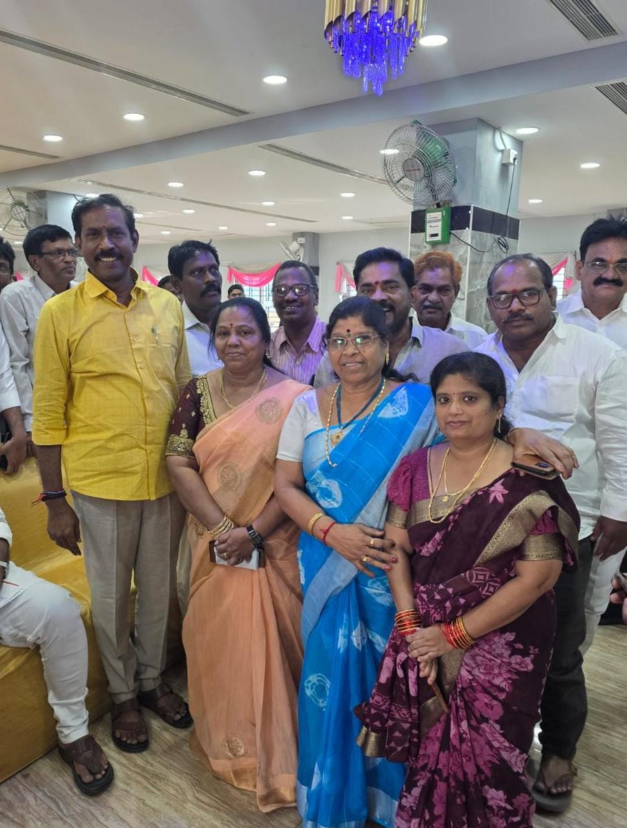 Pallasrinivas4u's tweet image. నేడు గాజువాక నియోజకవర్గంలోని వివిధ కార్యక్రమాలకు హాజరైన ఆంధ్రప్రదేశ్ రాష్ట్ర టిడిపి అధ్యక్షులు, గాజువాక శాసనసభ్యులు శ్రీ పల్లా శ్రీనివాసరావు గారు.
#PallaSrinivasaRao #TDP #TDPStatePresident #MLAGajuwaka  #Gajuwaka