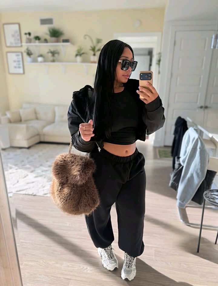 EatMahKandy13's tweet photo. ☺️ Finna run to Whole Foods. Y’all want anything organic? 🖤🥬🛒 https://t.co/Ymm2x1WLUh