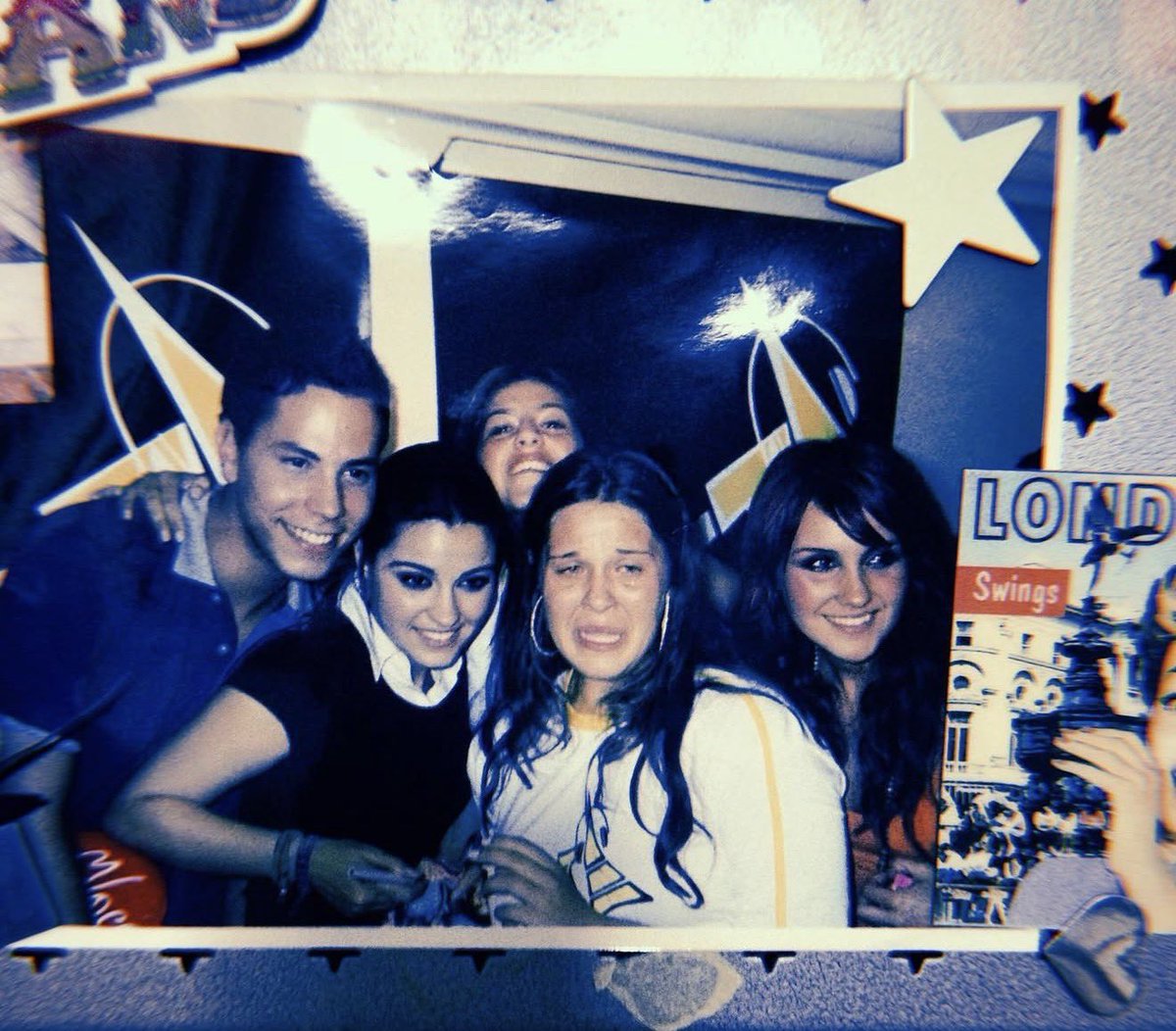 Achei! O ano era 2006, eu e minha amiga ligávamos todos os dias na rádio Gazeta as 18:55 pra conseguir um CD do RBD. Ela conseguiu! E quando eles vieram de surpresa pro Brasil, ela foi sorteada e me levou junto para conhecê-los. Não me recordo de NADA desse dia.