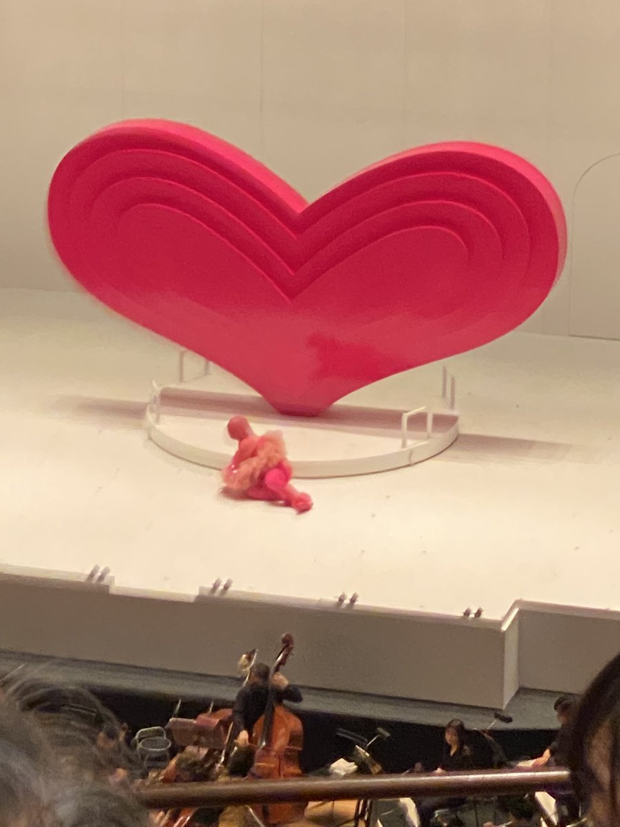 Lili_Sofya's tweet photo. こんなカワイイオペラは初めて🧡
舞台セット衣装美術はほぼピンク白🩷🤍の目を引く可愛さでめちゃくちゃインパクトありました🖤

開演前にピンクの妖精さんがちょこちょこサービスしてくれた🧚
妖精さん可愛すぎた笑💚

東京芸術劇場「愛の妙薬/ドニゼッティ」

#愛の妙薬 #opera #Donizetti https://t.co/Io9i1fSs7i