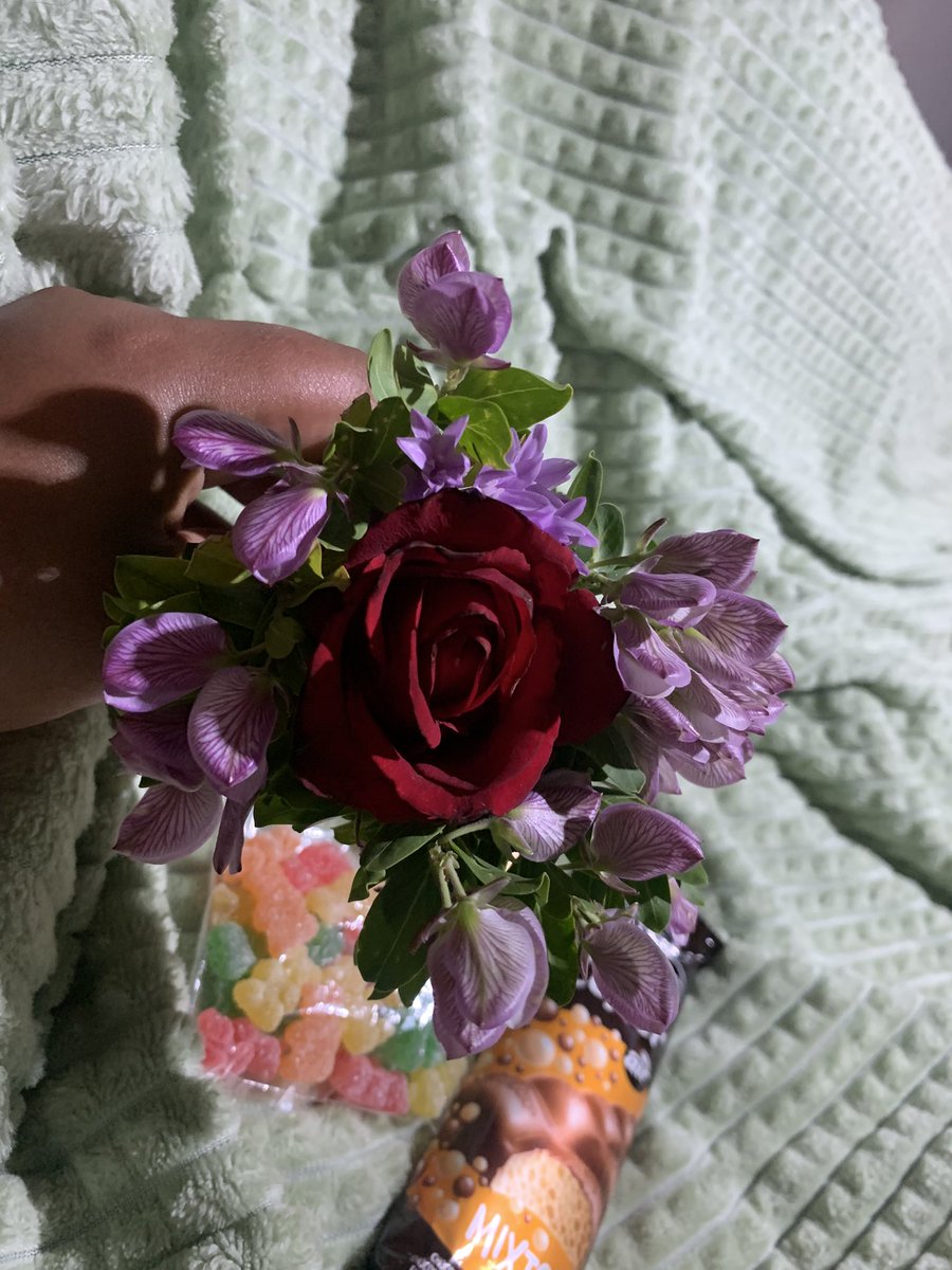 ArnaudoDebo's tweet photo. Me despertó solo para darme las flores y los chocolates, tengo sin dudas al mejor🥹💜 https://t.co/zKxvrnjyvg