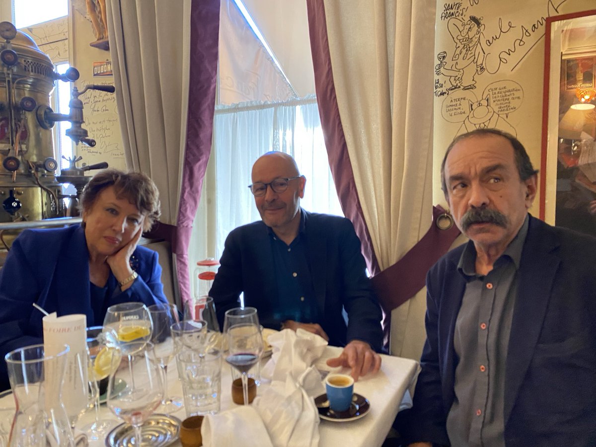 À la foire du livre de Brive ⁦<a href="/FoirelivreBrive/">Foire du livre de Brive</a>⁩, bien entouré !