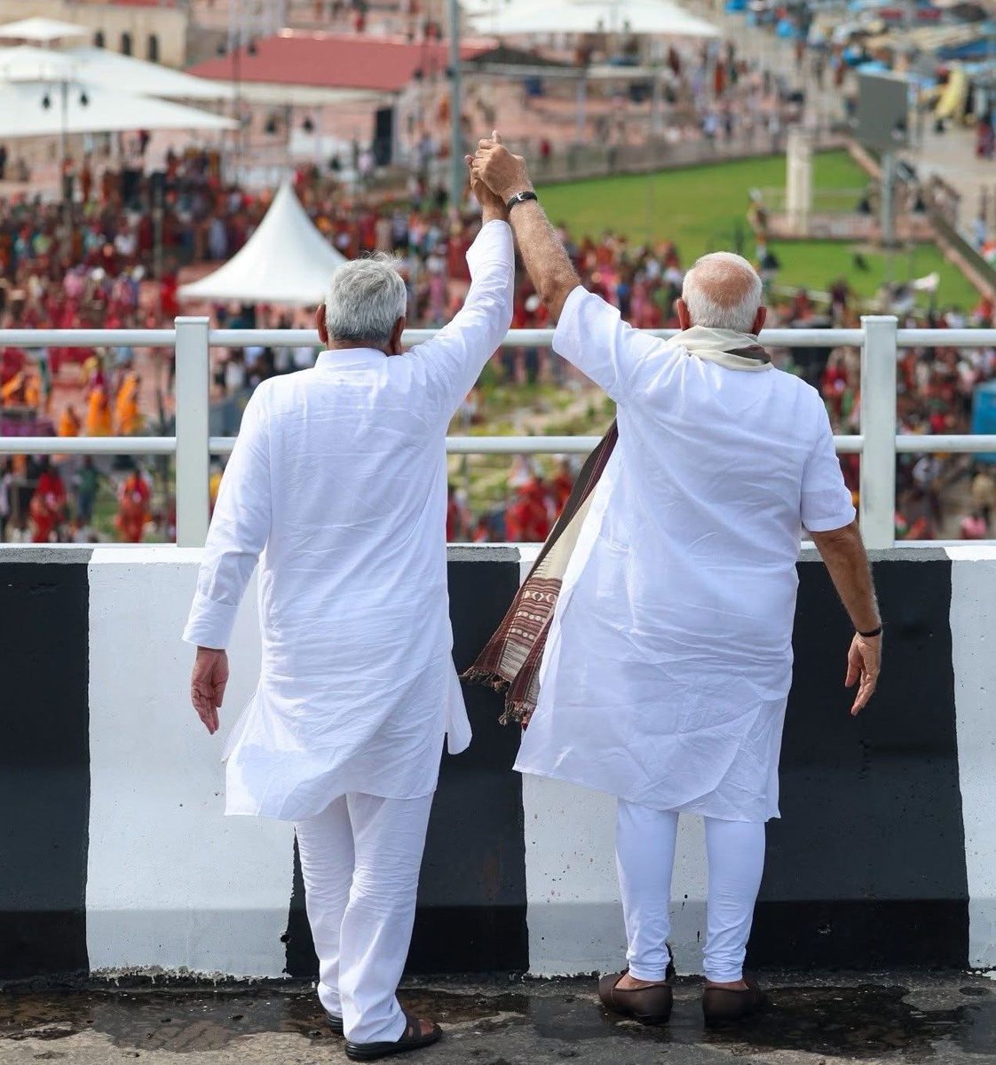 बिहार विधानसभा चुनाव के लिए दूसरे चरण और अंतिम चरण का प्रचार खत्म होने के बाद एक बात तो स्पष्ट हो रही है कि यहां मुकाबला एकतरफा है। पहले चरण की वोटिंग के फीडबैक के बाद एनडीए जबरदस्त उत्साह में है। हर कोई यह मान रहा है कि एनडीए ऐतिहासिक जीत की ओर बढ़ रही है।

बिखरा विपक्ष चुनाव