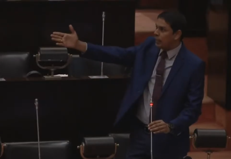 மொழி என்பது ?:  
ஒரு பேசும் ஊடகம் அவ்வளவு தான்!

//அது அறிவோ அல்லது ஒருவரை அளக்கும் கருவியோ கிடையாது..//

பேசி பேசித்தான் ஒரு மொழியை பழகவேண்டும். அதில் வரும் பிழைகள் தவறே இல்லை...

அதற்காக செம்மறி என்ற அளவிற்கு ஒரு பாராளுமன்ற உறுப்பினரை நகையாடுவது தான் கேலிக்கூத்தான விடையம்..