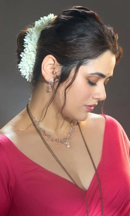 Who is Girija Oak | Trending on Social Media Aunty - iiQ8 Actress