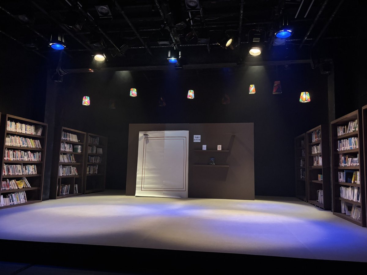 h_sleepyalways's tweet image. #劇団眠ポ_四夜目
まじで同期お疲れ様！！！！！！💓💓
美術の本の量は圧巻だったし、全部に図書館シールついてるのもこだわりを感じてすごかったし、コロコロ変わる舞台美術や臨場感のある照明変化、そしてごめん、何より音響えぐい…最後まで集中力切れずに観れたのは音響の影響が大きい気がする