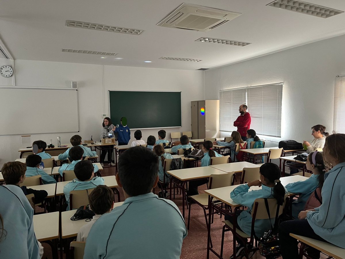 KitdeFresnel's tweet photo. El miércoles 5, alumnos de @IESCHerreraOria, @NtraSraVictoria y el colegio Pablo Picasso, disfrutaron de #KitdeFresnel y #KitdeFaraday en la sede de Jacinto Verdaguer @UNEDMadrid, gracias a @UNED,
@FECYT_Ciencia, @CienciaGob, @UNEDFacCiencias y
@colartenmadrid. https://t.co/7B0AtAZc7G