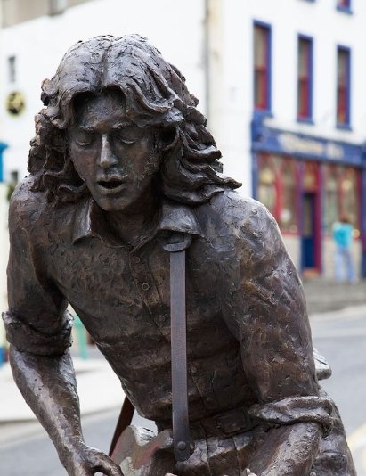 ニュージャージー州議会議事堂前に立ったブルース・スプリングスティーンの銅像らしいがコレ本人喜ぶのかな？
ロックスターに銅像は似合わんと思いつつおやすみなさい。