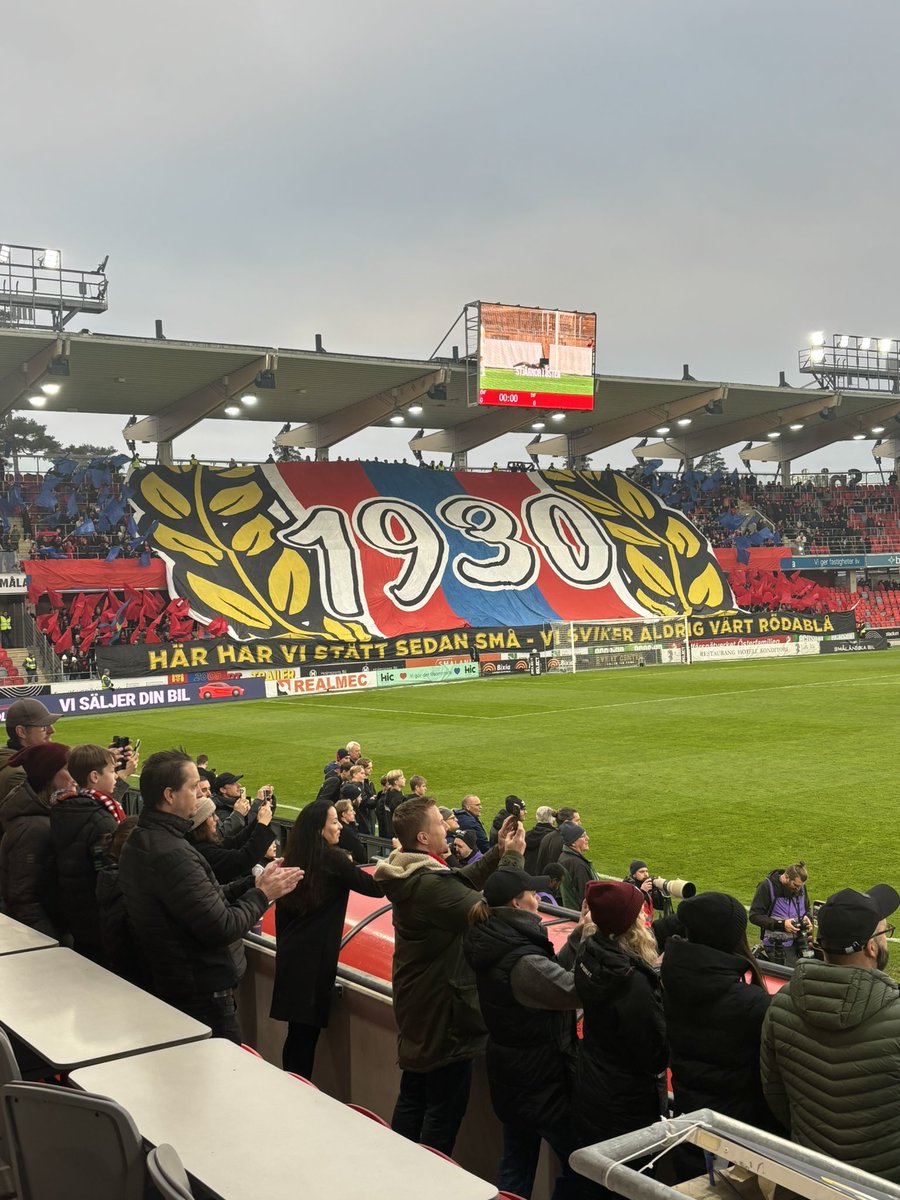 🔴🔵 ”Här har vi stå sedan små - Vi sviker aldrig vårt rödablå”

Östers supportertifo inför den avgörande matchen mot Djurgården