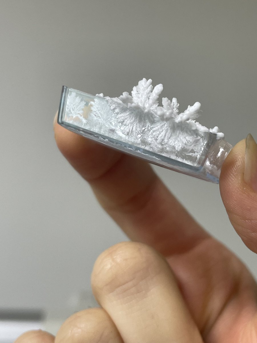 안녕하세요! 오랜만에 돌아 왔습니다.
전시 종료 후 잠시 회복의 시간을 갖고, 작업실 이사 준비로 분주하게 지냈습니다. 그 사이 계절은 어느덧 겨울로 흘러 왔네요.

그래서 그에 맞게 차가운 계절에 어울리는 작품들을 준비하고 있습니다.

🌨️빙하키캡, 빙하 책갈피
❄️그리고 눈꽃을 담은 무언가를