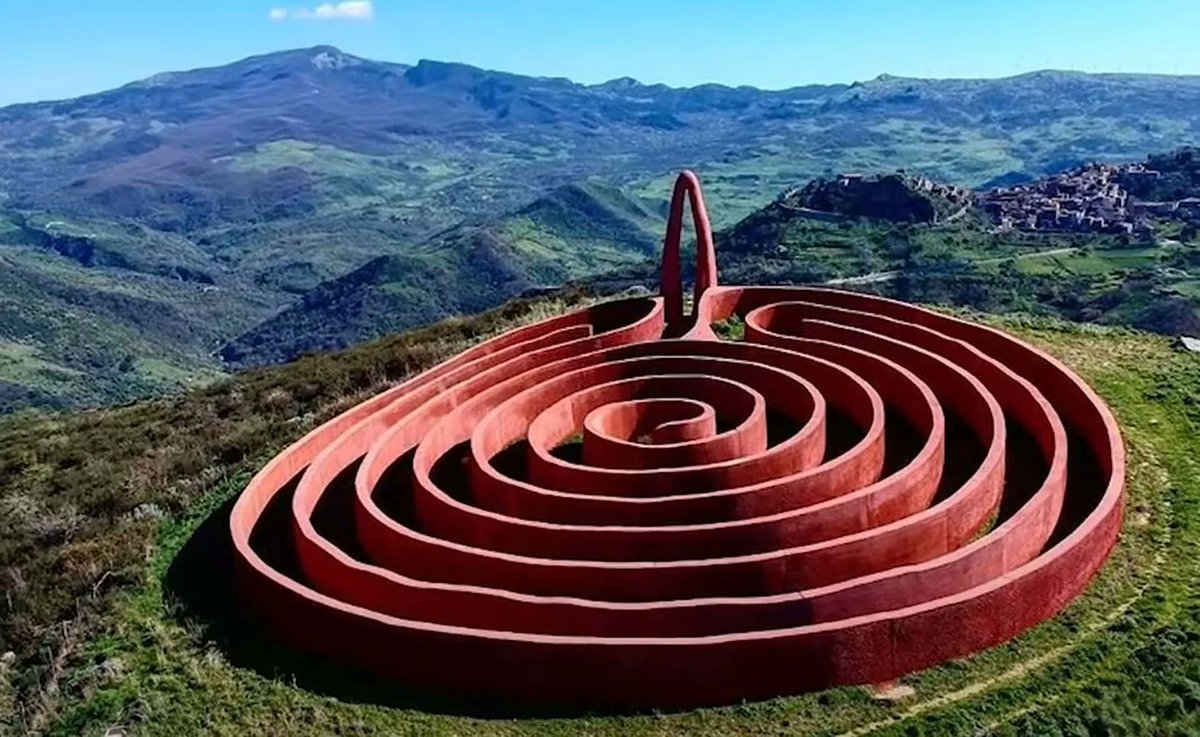 E' un luogo assolutamente straordinario, a metà tra museo all'aperto, land art e progetto culturale. E' la Fiumara d'Arte nella città metropolitana di Messina. Ve lo raccontiamo oggi alle 15 su <a href="/Radio24_news/">Radio 24</a> ospiti di <a href="/valeriaderosa/">Valeria De Rosa</a> e del suo #GrandTour.