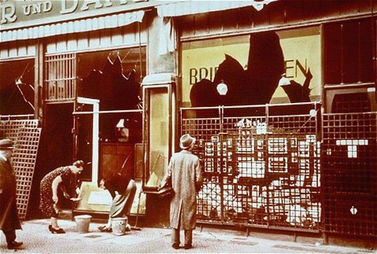 NCAB_NL's tweet photo. Vandaag herdenken we in de Portugese Synagoge de Kristallnacht, voorbode van de Holocaust. In de nacht van 9 op 10 november 1938 werden overal in Duitsland Joden aangevallen, hun huizen en winkels vernield en geplunderd. Een deel van de bevolking deed mee of keek weg. Bijna niemand greep in. 

Laten we vandaag allemaal de Kristallnacht herdenken, welke achtergrond je ook hebt. Als tegengif tegen tweespalt in de samenleving. Als oproep tegen antisemitisme en uitsluiting.