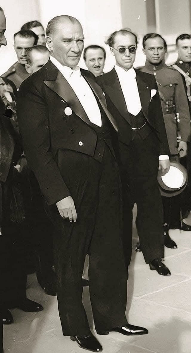 Değil 10 Kasım'ı tatil yapmak; 10 Kasım'ı, takvimlerden bile silseniz O'nu asla unutturamayacaksınız vatan haini yobaz herifler..!!!